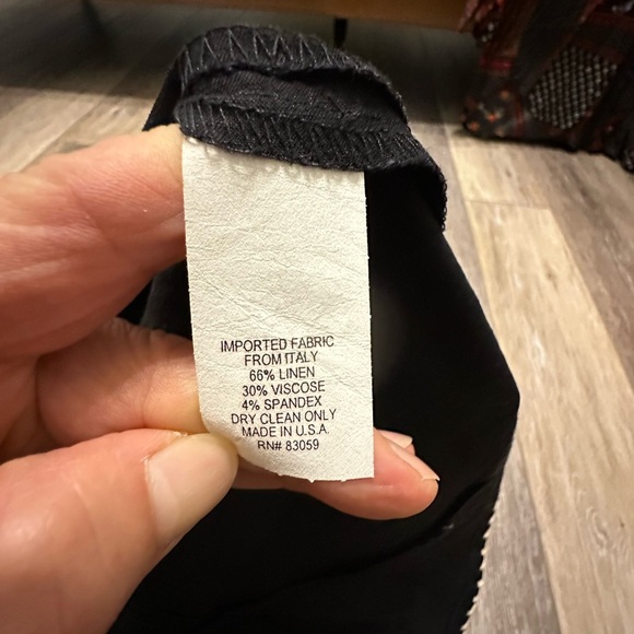 🛍️ Fashionista gorgeous skirt size 2 black with gold color accented. - Picture 7 of 8